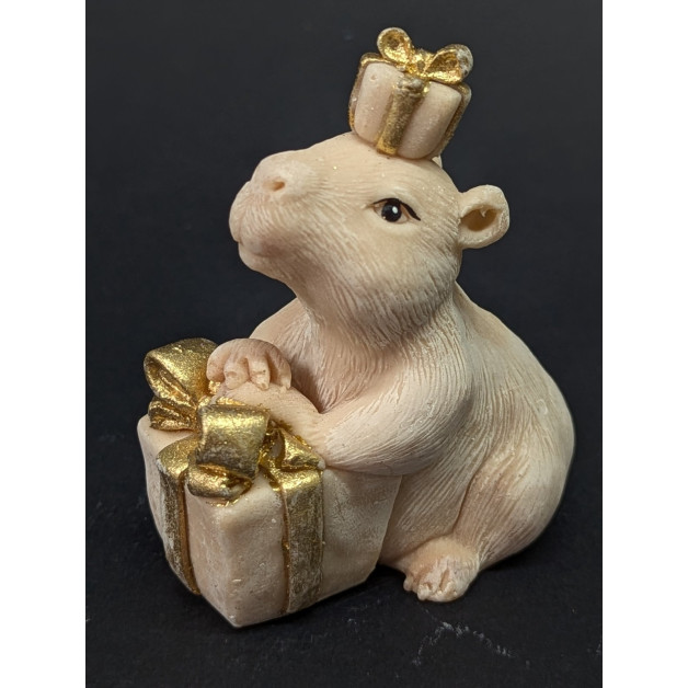 Кондитерська прикраса капібара з подарунком-висота 8см 