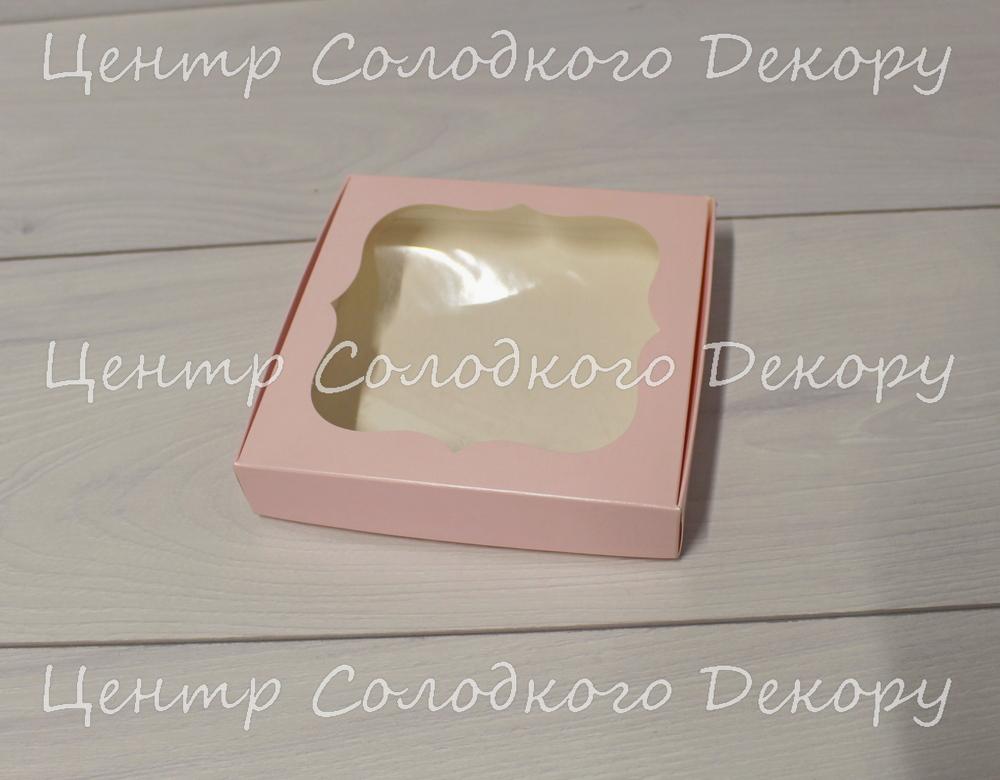 картинка Коробка для пряників з віконечком 15*15, рожева. от магазина Центр Солодкого Декору