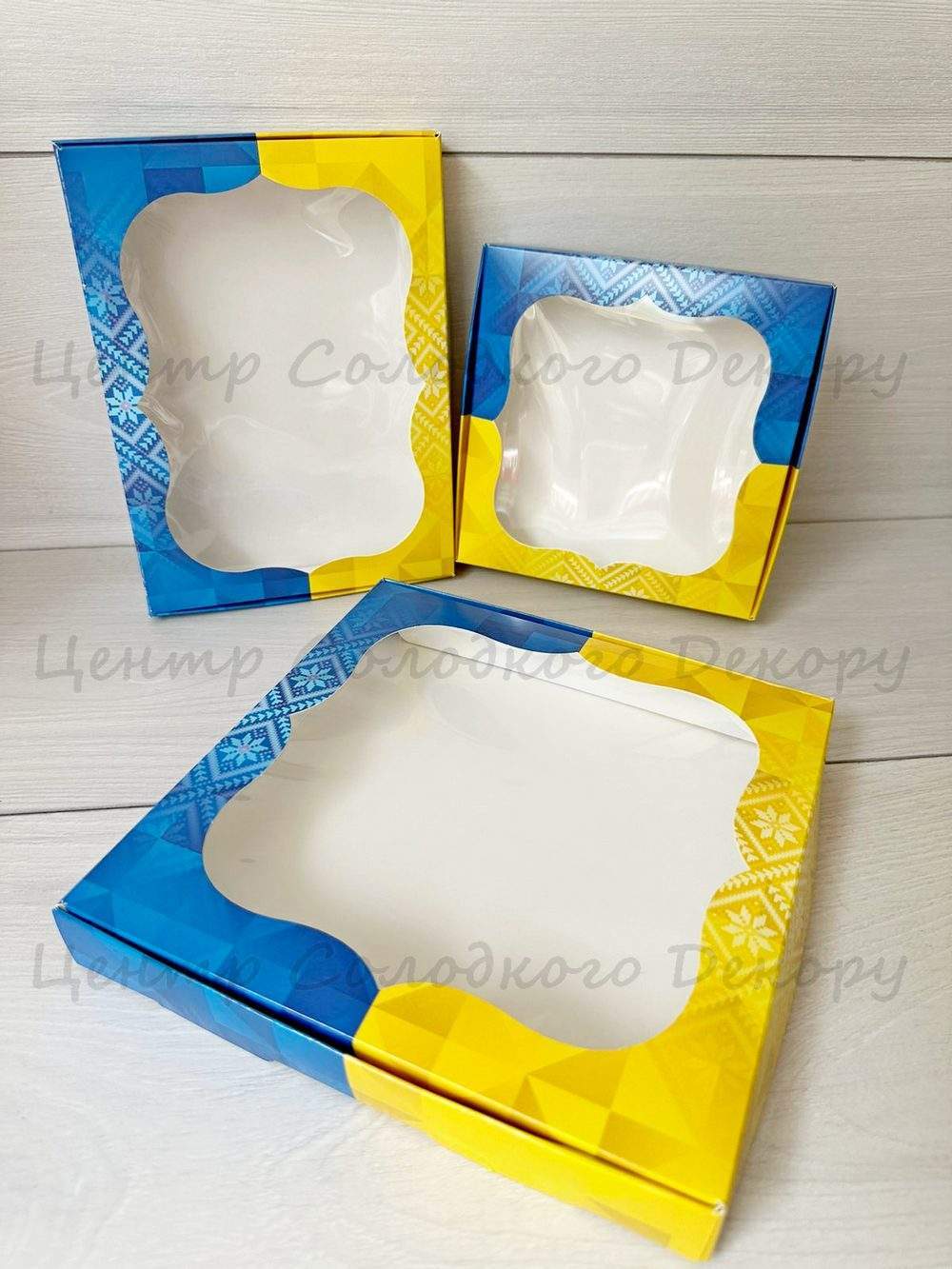 картинка Коробка для пряників з віконечком блакитно-жовта 15*15. от магазина Центр Солодкого Декору