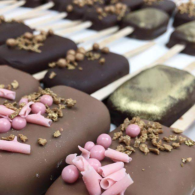 картинка Декор із шоколаду зі смаком полуниці Crispearls™ Ruby Callebaut  от магазина Центр Солодкого Декору